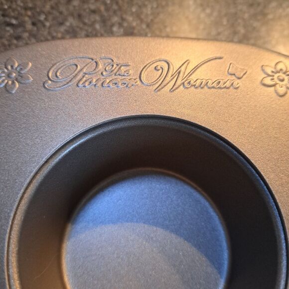 The Pioneer Woman 12-Cup Nonstick Aluminized Steel Muffin Pan Champagne - Picture 3 of 16